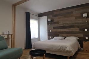巴里吉斯卡斯特德艾雅酒店的一间卧室设有一张床和木墙
