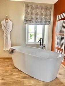 RévilleLa Maison Gervaiserie & Spa的带窗户的浴室内的白色浴缸