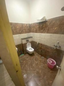 瓦拉纳西司隶奥卡宫韦弗迪酒店的一间带卫生间和水槽的肮脏浴室