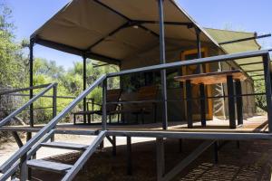 奥马鲁鲁TimBila Camp Namibia的一个小房子,设有门廊和甲板