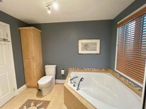 魁北克市Sweetwater House的浴室配有白色浴缸和卫生间。