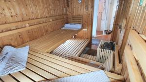 格吕克斯塔特Blaues Haus的享有带两张床的木制桑拿浴室的顶部景致