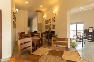 康提Edgar Mansion Kandy的用餐室配有木桌和椅子