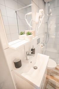 尤斯托尼莫斯基Ustronie Park - beach resort的白色的浴室设有水槽和卫生间。