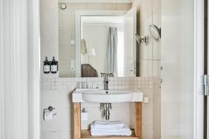 法尔松雷德瑞特酒店的一间带水槽和镜子的浴室