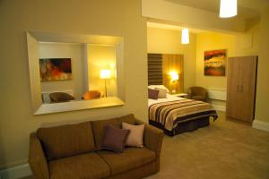 Barnt Green希尔斯科特酒店的酒店客房,配有床和沙发
