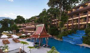 卡塔海滩Chanalai Garden Resort, Kata Beach的一座带游泳池和度假村的酒店