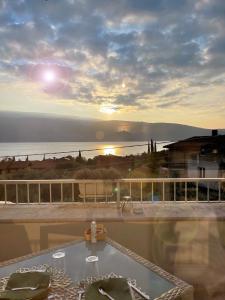 托斯科拉诺-马德尔诺B&B Vistalago的从房子的阳台上可欣赏到日落美景