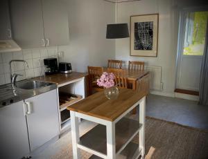 BurgsvikGåsen Out的厨房配有一张桌子,上面放着花瓶