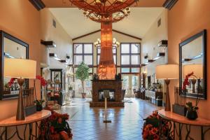 鸽子谷RiverStone Condo Resort & Spa的大堂设有壁炉和吊灯。