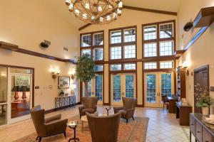 鸽子谷RiverStone Condo Resort & Spa的客厅设有大窗户和吊灯。