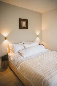 卡梅尔Brand New Zippi`s- karmiel的一间卧室配有一张带两盏灯的床。