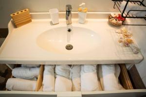 卡梅尔Brand New Zippi`s- karmiel的浴室水槽和下面的一大堆毛巾