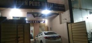 拉合尔Hotel Eden Plus Lahore的把车停在车库里,把车停在车库里