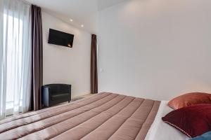 里米尼Hotel Anversa Rimini的卧室配有床、椅子和窗户。