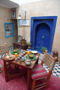 马拉喀什达尔达乌德旅馆的壁炉间内的一张木桌,上面放着食物
