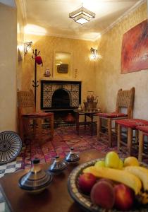 马拉喀什达尔达乌德旅馆的客厅配有带水果的桌子