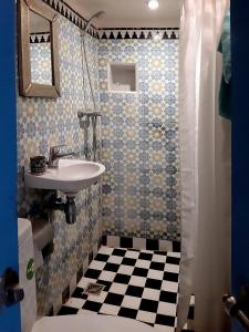 马拉喀什达尔达乌德旅馆的一间带水槽的浴室和瓷砖地板