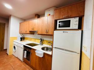 别尔萨Apartamento Carlos Bielsa的厨房配有白色冰箱和水槽