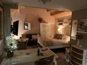巴伦德雷赫特B&B Het Smitshoekje的一间卧室设有一张床和一间客厅。