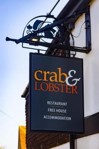 奇切斯特The Crab & Lobster的建筑物一侧的标志