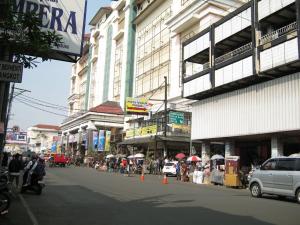 万隆约克特尔酒店的一条繁忙的城市街道,有几栋建筑