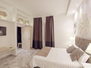 卢切拉FLOS Guest House的白色的卧室设有床和窗户