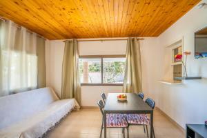 埃斯普霍斯Bettina & Birgitta - Formentera Break的客房设有一张床和一张桌子及椅子