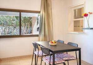 埃斯普霍斯Bettina & Birgitta - Formentera Break的一间带桌椅和窗户的用餐室