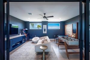 Belford EstatesBlack Urchin Boutique Resort的蓝色的客房设有沙发和桌子