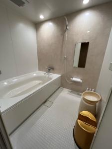 旭川旭川ホテル818-大人専用的带浴缸、卫生间和盥洗盆的浴室