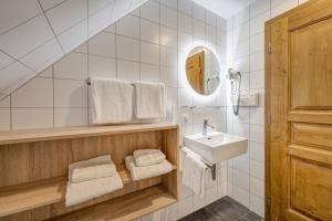 慕尼黑Hotel Schleuse的一间带水槽和镜子的浴室