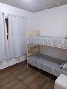 弗洛里亚诺波利斯Pousada Porto do Torquato的带窗户的客房内的两张双层床