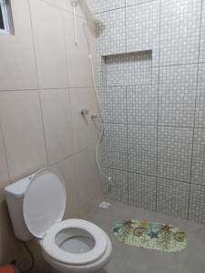 弗洛里亚诺波利斯Pousada Porto do Torquato的白色的浴室设有卫生间和淋浴。