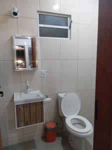 弗洛里亚诺波利斯Pousada Porto do Torquato的一间带卫生间、水槽和镜子的浴室