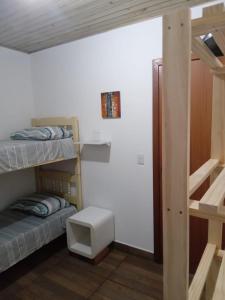 弗洛里亚诺波利斯Pousada Porto do Torquato的宿舍间设有两张双层床和一张书桌。