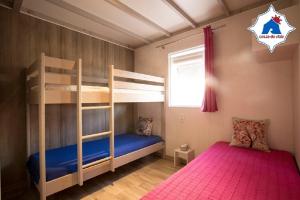 科武港Costa do Vizir Beach Village的一间卧室设有两张双层床和一扇窗户。