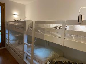 约茨Vitivola Els Esquiadors de Llorts的客房设有两张双层床和盥洗盆。