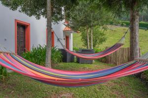 卡马查Cantinho Rural的房屋旁的院子内的吊床