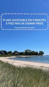RévilleLa Gervaiserie - 300m de la plage的海滩上有一个读取地方的标志,几分钟便可抵达,旅馆远方