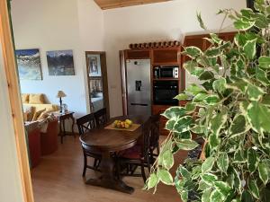 霍约斯德尔埃斯皮诺Cara norte de Gredos的一间带桌子的客厅和一间厨房