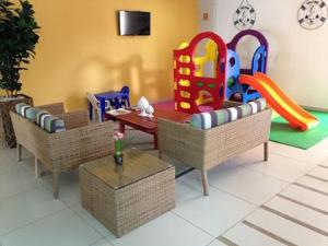 塔曼达雷Praia dos carneiros flat hotel的游戏室设有桌椅和游乐场