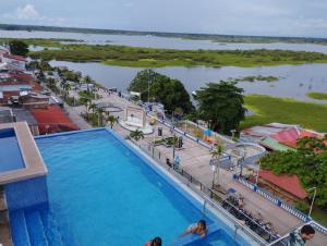 伊基托斯RESIDENCIA TUKITUKI CASA HERMOSA IQUITOS AMAZONIA的大型游泳池享有河景