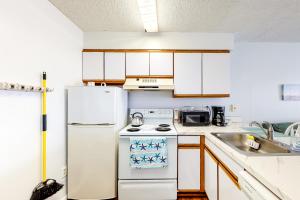 大洋城Seaward Villas 301的厨房配有白色冰箱和水槽
