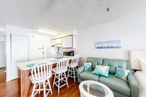 大洋城Seaward Villas 301的厨房以及带沙发和桌子的客厅。