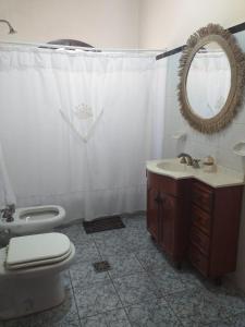 蒂尔卡拉Casona Inkill Huasi II的一间带卫生间、水槽和镜子的浴室