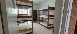 乌巴图巴Hostel Praia 102的带两张双层床的客房和门廊