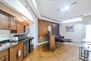 费城The Havana Lofts的公寓内设有开放式厨房和客厅。