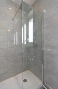 BlanzatLa Porte des Volcans的带淋浴的浴室和玻璃门