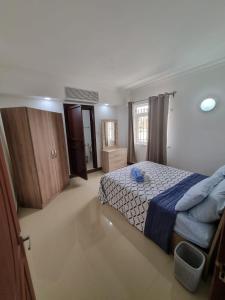 佩雷贝勒Villa Palmira 6 suites avec piscine 5 min à pied de la plage Pereybere的一间卧室配有一张带蓝色毯子的床